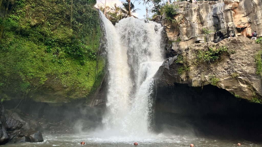 Tegenungan waterfall